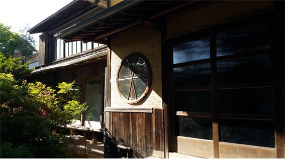 ▲둥근 창문 장식이 옛날 외갓집을 닮은 군산의 일본 가옥(박혜경 동년기자)