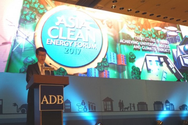 ▲필리핀 마닐라에서 개최된 '2017 클린에너지포럼(ACEF)'에서 강남훈 한국에너지공단 이사장이 키노트 연설을 하고 있다.(사진=한국에너지공단)