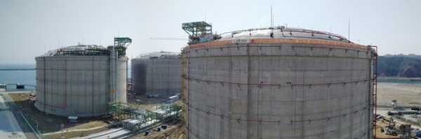 ▲한국가스공사가 15일 삼척 LNG 생산기지에서 27만 ㎘급 LNG 저장탱크 3기에 대한 상업운전 개시를 선언하고 본격적인 가동에 나섰다.(사진=한국가스공사)