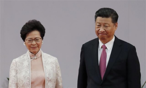 ▲시진핑(오른쪽) 중국 국가주석이 1일(현지시간) 홍콩 반환 20주년 기념식에 캐리 람 신임 홍콩 행정장관과 함께 참석하고 있다. 홍콩/AP연합뉴스  