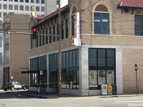 ▲총기난사 사건이 발생한 미국 아칸소 주 리틀록의 나이트클럽 앞에 1일(현지시간) 경찰차가 세워져 있다. 리틀록/AP뉴시스