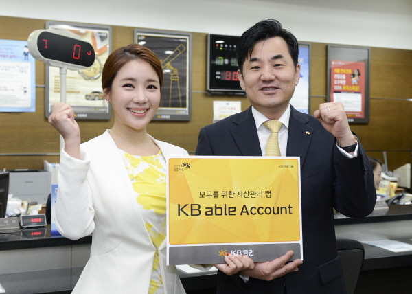 ▲3일 여의도 KB증권 영업부에서 윤경은 사장(오른쪽)이 'KB able Account' 첫 번째 고객으로 가입하고 직원과 함께 기념촬영을 하고있다. 사진제공 KB증권 
