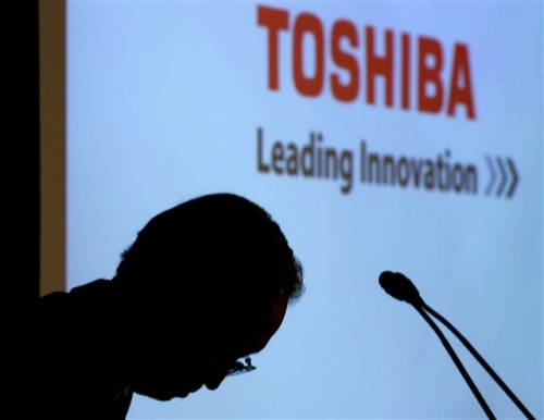 ▲도시바의 쓰나카와 사토시 CEO가 4월 11일(현지시간) 도쿄 기자회견 도중 고개를 숙이고 있다. 도쿄/AP뉴시스