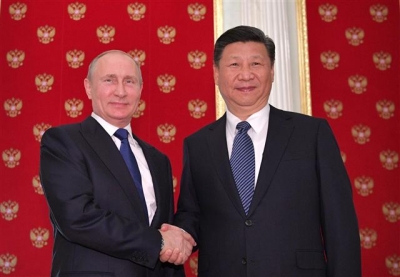 ▲블라디미르 푸틴 러시아 대통령(왼쪽)과 시진핑 중국 국가주석이 3일(현지시간) 러시아 모스크바의 크렘린 궁에서 만나 악수하고 있다. 모스크바/EPA연합뉴스