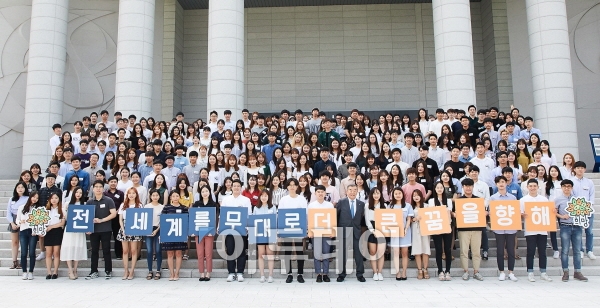 ▲이달 5일 수여식에 참석한 제20기 해외 교환장학생들이 단체사진을 찍고 있다. 사진제공 미래에셋자산운용