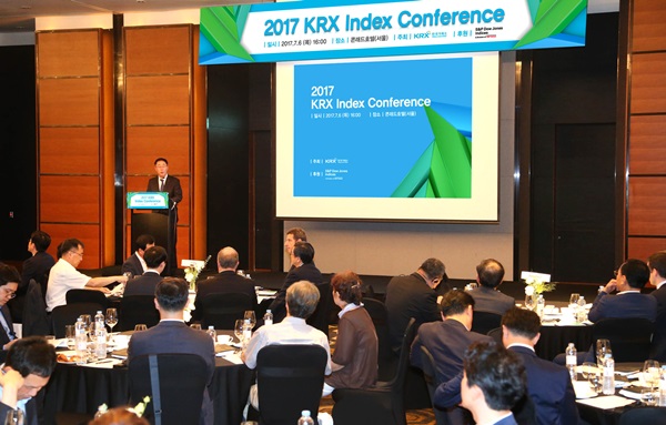 ▲한국거래소가 6일 오후 여의도 콘래드호텔에서 개최된 ‘2017 KRX 인덱스 컨퍼런스’에서 한국과 대만의 정보기술(IT) 종목을 특화한 ‘한-대만 IT 섹터지수’를 발표하고 있다. (사진제공=한국거래소)