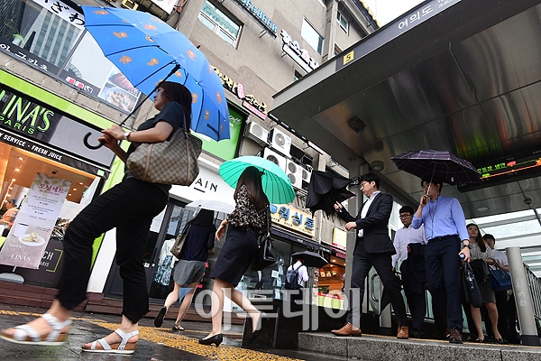 ▲장마전선의 영향으로 전국이 흐리고 비가 내린 3일 오전 서울 여의도역 인근에서 우산을 쓴 시민들이 발걸음을 서두르고 있다.(고이란 기자 photoeran@)