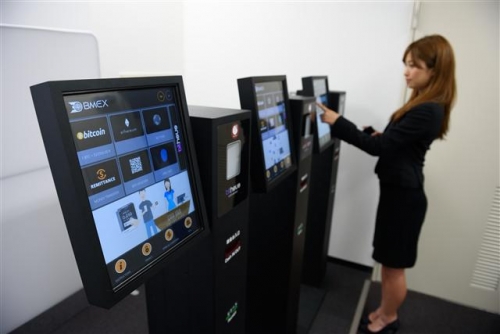 ▲일본 도쿄 비트포인트 본사에서 한 직원이 비트코인 현금인출기(ATM)를 시연하고 있다. 블룸버그