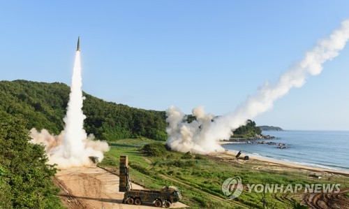 ▲북한의 대륙간탄도미사일(ICBM) 도발에 대응해 5일 오전 동해안에서 열린 한미 연합 탄도미사일 타격훈련에서 한국군 탄도미사일 현무-2A(왼쪽)와 주한미군 에이태킴스(ATACMS)가 동시 발사되고 있다. 2017.7.5 (합동참모본부 제공)