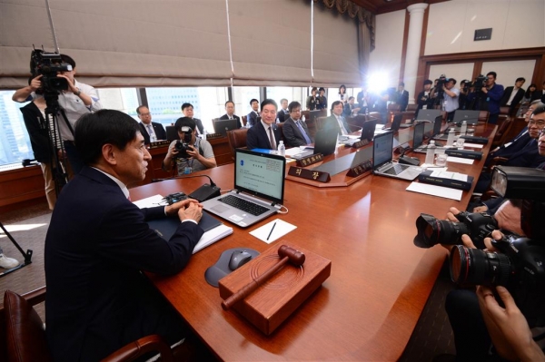 ▲한국은행이 오는 13일 금융통화위원회를 열고 기준금리를 결정하고 수정경제전망을 발표할 예정이다. 사진은 지난 5월25일 열린 금통위 모습.