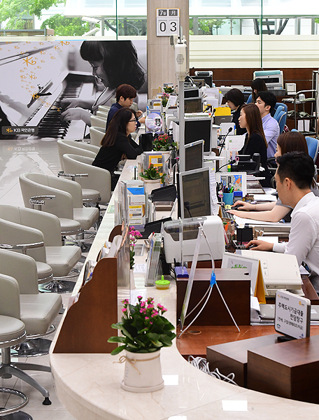 ▲한국은행이 8월 가계부채대책과 관련해 정부와 논의중이라고 밝혔다. 사진은 한 시중은행의 한산한 은행 대출창구 모습.