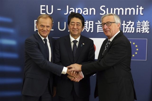 ▲아베 신조(가운데) 일본 총리가 6일(현지시간) 벨기에 브튀셀에서 도날트 투스크(왼쪽) EU 정상회의 상임의장, 장-클로드 융커 EU 집행위원장과 정상회담에 앞서 악수하고 있다. 브뤼셀/AP뉴시스