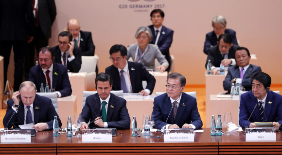 ▲문재인 대통령이 7일 오후(현지시각) 독일 함부르크에서 개막한 G20정상회의에 참석, 각국의 지도자들과 오찬회의를 갖고 있다. 뉴시스