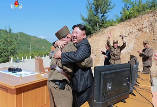 ▲김정은(오른쪽) 북한 조선노동당 위원장이 4일 ICBM 발사 성공에 기뻐하고 있다. 뉴시스