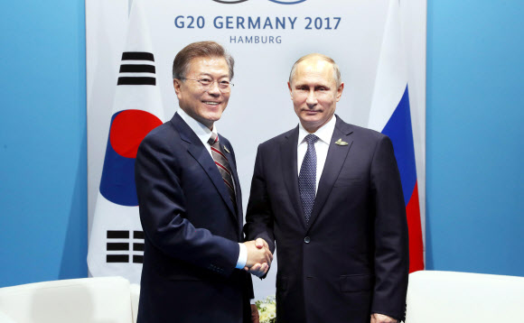 ▲문재인 대통령이 7월 7일 오후(현지시간) 독일 함부르크 G20 메세 A4홀 내 양자회담장에서 블라디미르 푸틴 러시아 대통령을 만나 악수하고 있다. 연합뉴스