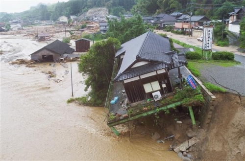 ▲일본에 기록적인 폭우가 내려 피해가 속출하고 있다. 사진은 7일 아사쿠라 지역에서 폭우로 지반이 무너져 한 주택이 한쪽으로 기울어진 모습. 사진=AP뉴시스