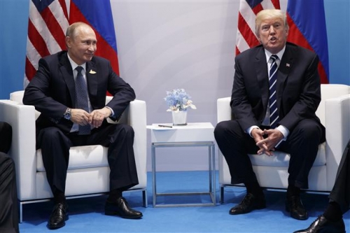 ▲블라디미르 푸틴 러시아 대통령(왼쪽)과 도널드 트럼프 미국 대통령이 7일(현지시간) 독일 함부르크에서 첫 정상회담을 하는 모습. (사진=AP뉴시스)
