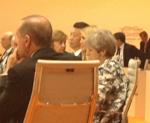 ▲이방카 트럼프(가운데)가 8일(현지시간) 주요20(G20)정상회의 한 세션에서 도널드 트럼프 미국 대통령 대신 시진핑 중국 국가 주석과 테리사 메이 영국 총리 사이에 앉아 있는 모습. 사진=트위터