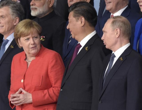 ▲앙겔라 메르켈 독일 총리(맨 왼쪽)와 시진핑 중국 국가주석(가운데), 블라디미르 푸틴 러시아 대통령이 7일(현지시간) 독일 함부르크에서 열린 G20 정상회의 첫날 기념 사진을 찍는 도중 대화를 하고 있다. 사진=AP뉴시스