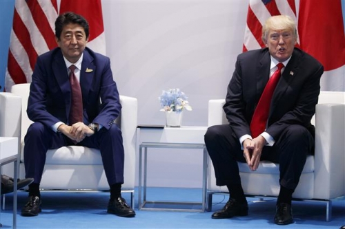 ▲아베 신조 일본 총리가 8일(현지시간) 독일 함부르크에서 G20 정상회의에서 도널드 트럼프 미국 대통령과 양자회담을 했다. 사진=AP뉴시스