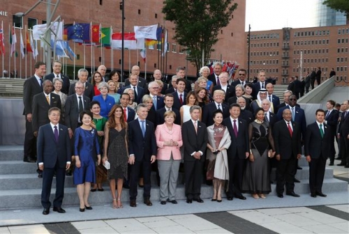 ▲7일 오후(현지시간) 독일 함부르크 엘브필하모니에서 열린 주요 20개국(G20) 정상회의 문화공연에서 각국 정상 내외들이 기념촬영을 하는 모습. 사진=신화뉴시스