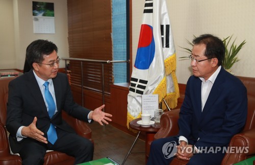 ▲ 김동연 경제부총리 겸 기획재정부 장관(왼쪽)이 10일 오후 서울 여의도 자유한국당사를 찾아 홍준표 대표에게 추경 관련 상황에 대해 설명하고 있다. 2017.7.10 (사진=연합뉴스)