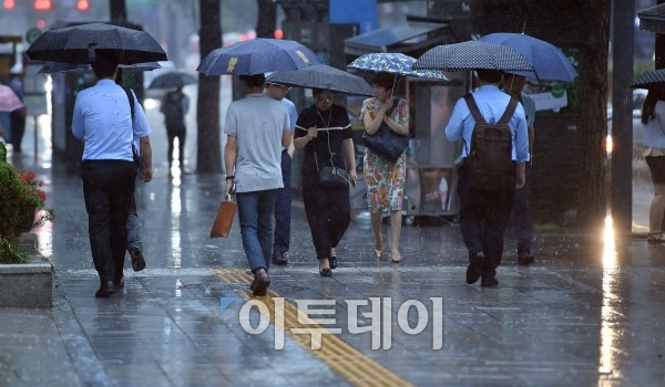 ▲장마전선의 영향으로 전국이 흐리고 비가 내린 10일 오전 서울 남대문 인근에서 시민들이 우산을 쓰고 출근길을 재촉하고 있다.(이동근 기자 foto@)