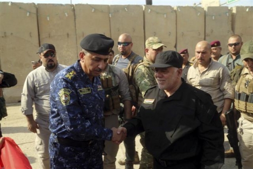▲하이데르 알아바디(오른쪽) 이라크 총리가 9일(현지시간) 모술을 방문해 현지 군사령관과 악수하고 있다. 그는 이날 모술이 이슬람국가(IS)로부터 해방됐다고 선언했다. 모술/AP뉴시스  