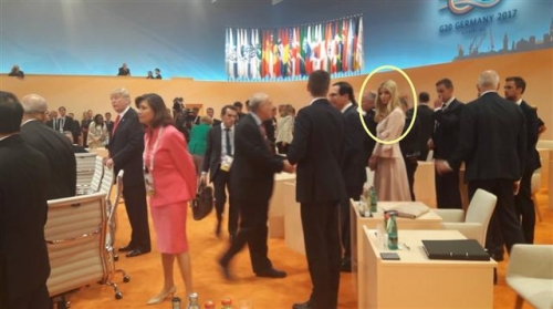▲이방카 트럼프(가운데)가 8일(현지시간) 주요20(G20)정상회의 한 세션을 마치고 주요 정상과 장관들이 있는 자리에 서 있는 모습. 도널드 트럼프 대통령은 사진 왼쪽에 멀찍이 서 있다. 사진=트위터