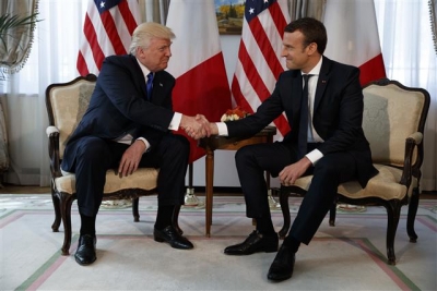 ▲지난 5월 25일(현지시간) 도널드 트럼프 미국 대통령(왼쪽)과 에마뉘엘 마크롱 프랑스 대통령(오른쪽)이 강한 악수를 하고 있다. 출처 = AP뉴시스