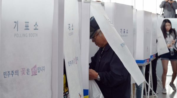 ▲19대 대통령 선거 사전투표가 실시된 지난 5월 4일, 서울역 대합실에 설치된 투표소에서 유권자들이 소중한 한표를 행사하고 있다. 최유진 기자 strongman55@(이투데이DB)