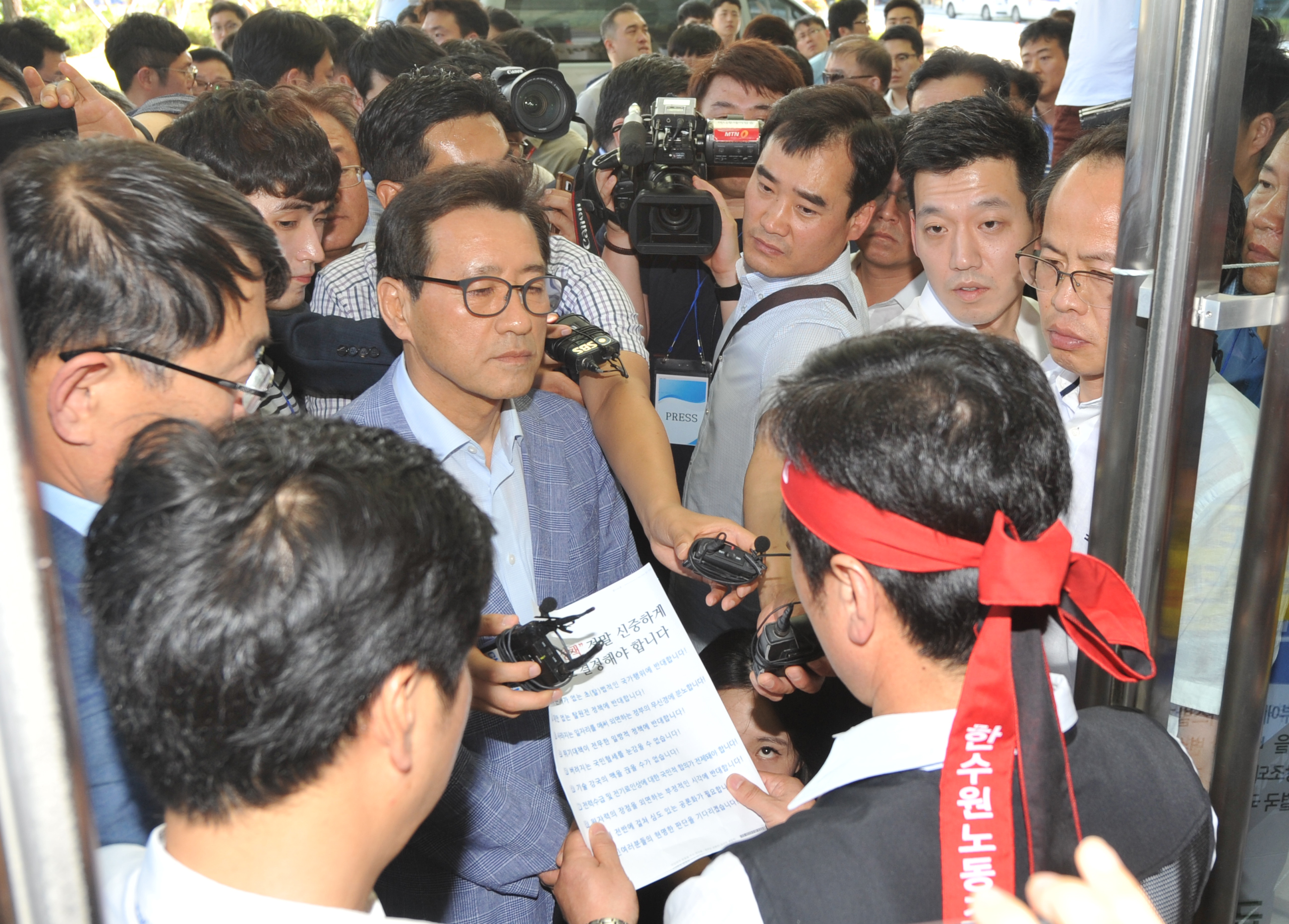 ▲13일 오후 한수원 경주 본사에서 신고리 5·6호기 건설 중단 결정을 내릴 이사진 중 비상임 이사들이 본관 진입을 시도하다 노조에 막히고 있다. (사진=연합뉴스 )