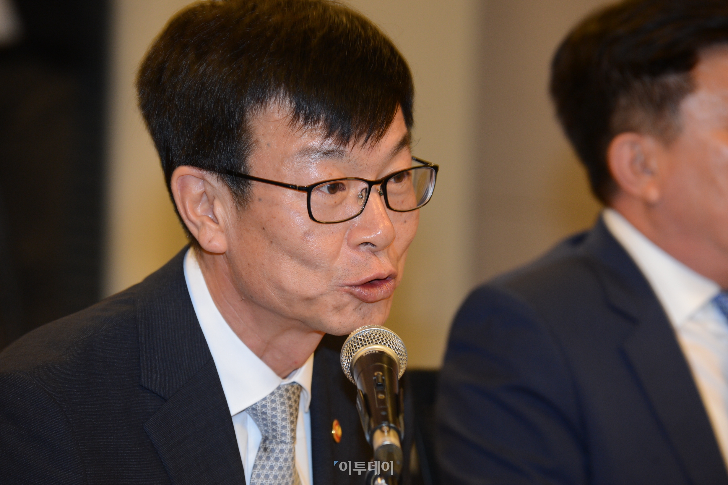 ▲13일 김상조 공정거래위원장이 대한상공회의소에서 중소기업중앙회, 소상공인연합회, 중견기업연합회 등 3개 단체의 회장 및 임원진들과 간담회를 진행하고 있다.(사진=공정거래위원회)