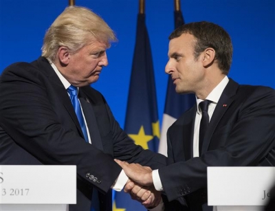 ▲도널드 트럼프 미국 대통령(왼쪽)과 에마뉘엘 마크롱 프랑스 대통령(오른쪽)이 13일(현지시간) 악수를 하고 있다. 사진 = AP연합뉴스