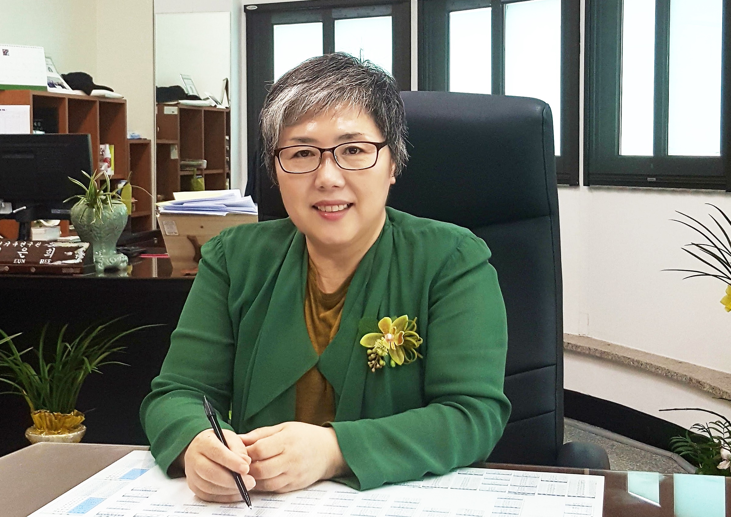 ▲▲이은희 제주여성가족연구원장은 “제주 특성에 맞는 생활체감형 여성정책을 만들어내는 것이 임무”라며 ‘여성의 섬’으로서의 성(性)평등 지역으로 만들겠다는 포부를 밝혔다. 이 원장은 15년간 여성가족부에 몸담고 여성정책과 권익, 가족 복지 관련 분야를 두루 거친 여성정책 전문가로 지난 3월 제2대 제주여가원장으로 취임해 업무를 수행하고 있다.(제주여성가족연구원)