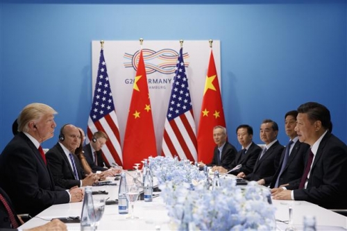▲도널드 트럼프(맨 앞 왼쪽) 미국 대통령과 시진핑(맨 앞 오른쪽) 중국 국가주석이 8일(현지시간) 독일 함부르크에서 G20 정상회의 기간 별도 양자회담을 하고 있다. 함부르크/AP뉴시스 