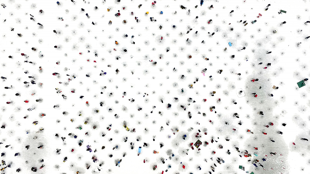 ▲얼음낚시를 즐기는 풍경이 미니어처 같다. 최유진 기자 strongman55@