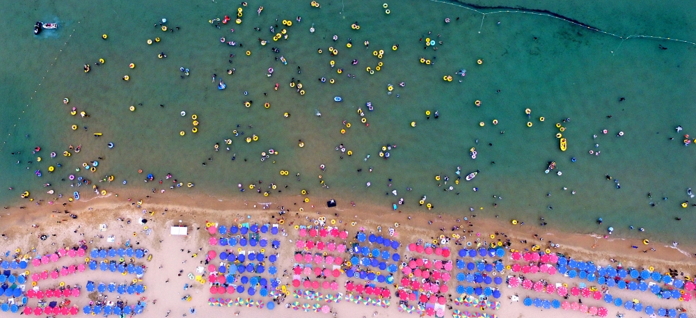 ▲바다에 떠 있는 튜브가 마치 장난감 나라의 풍경을 보는 듯하다. 최유진 기자 strongman55@