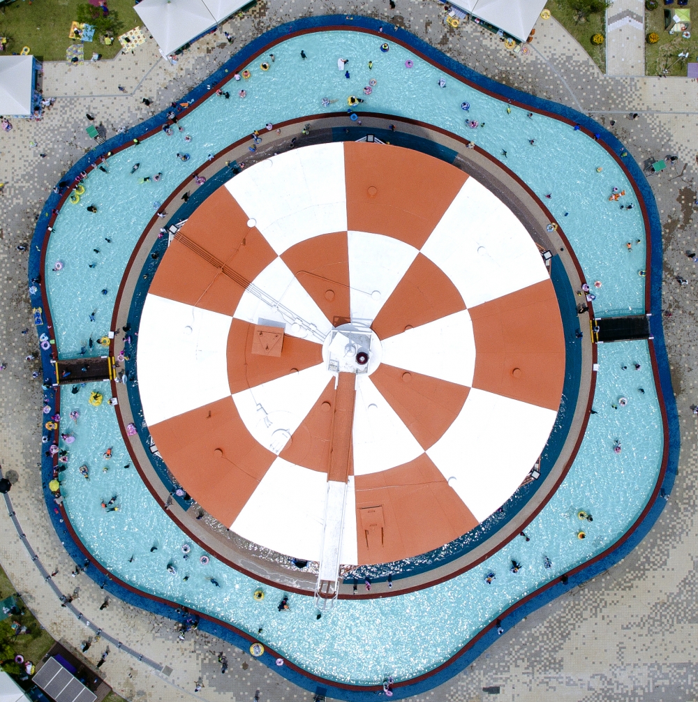 ▲물놀이장으로 변신한 옛 미군부대 물탱크가 마치 다트 문양의 파라솔처럼 보인다. 최유진 기자 strongman55@