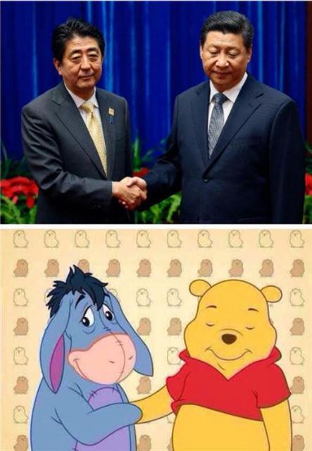 ▲2014년 시진핑 중국 국가 주석(오른쪽)과 아베 신조 일본 총리가 악수하는 장면과 곰돌이 푸와 당나귀 이요와 악수하는 모습과 비교한 모습. 사진=트위터 캡처