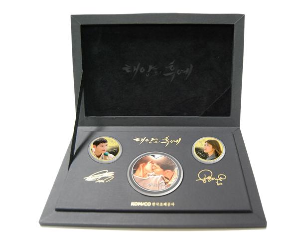 ▲'태양의후예' 송중기·송혜교 기념 메달(출처=솔잎엔터테인먼트)