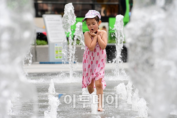 ▲전국 대부분 지역에 폭염특보가 발효 중인 12일 서울 광화문 광장 분수대에서 어린이 관광객이 물놀이를 하고 있다.(이투데이DB)