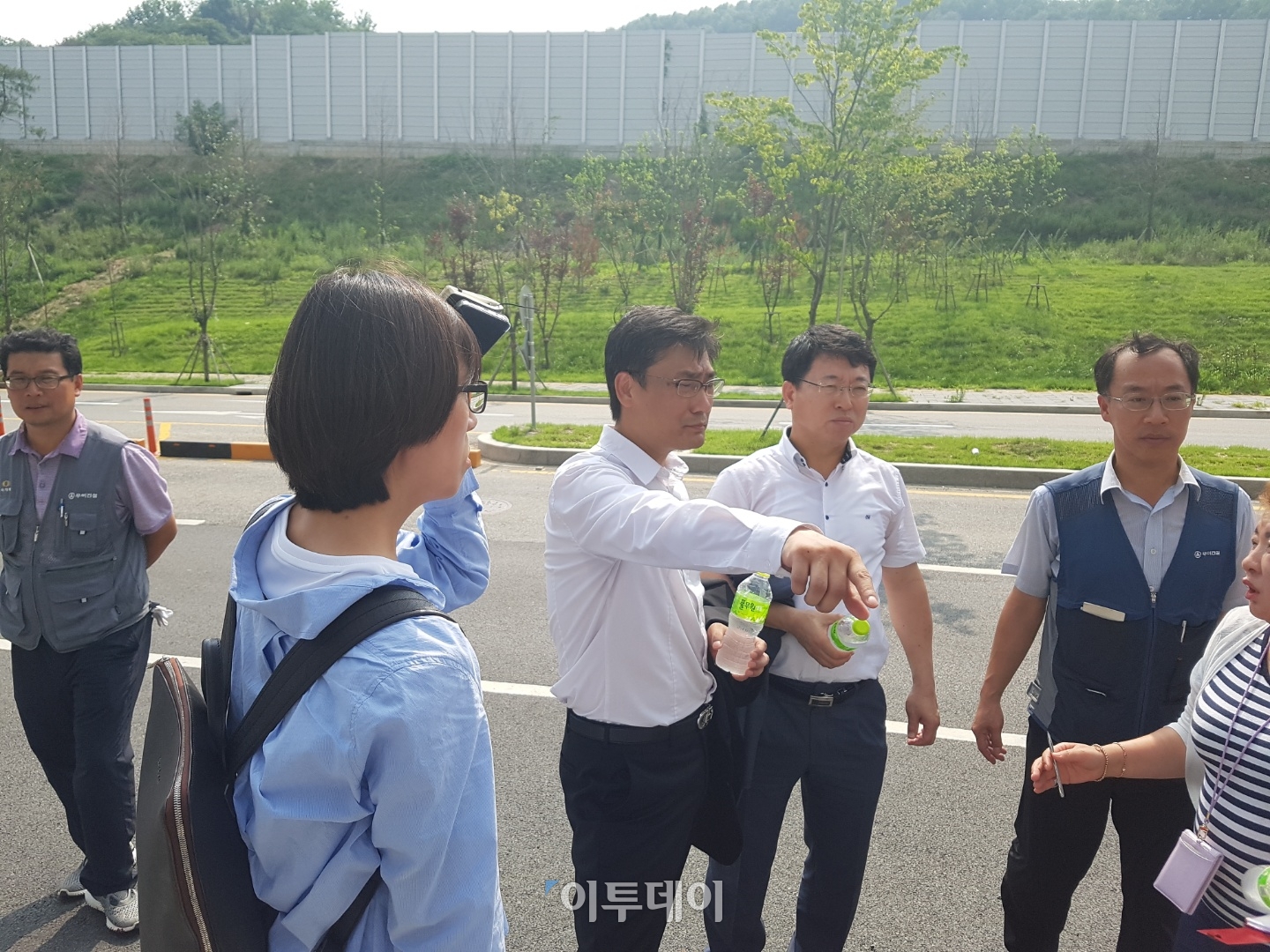 ▲20일 천안시 아파트 사용검사 승인 합동점검을 진행하고 있는 박완주 의원실 배성민 보좌관(왼쪽), 이종담 시의원(오른쪽). 