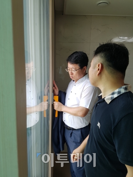 ▲이종담 천안시의회 의원이 20일 천안시와 천안시 아파트 사용승인 합동 점검을 통해 세대 내 하자름 점검하고 있다. 