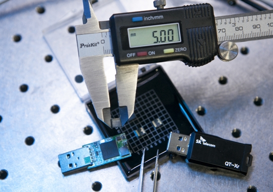 ▲SK텔레콤 분당사옥에 위치한 ‘양자암호통신 국가시험망’에서 SK텔레콤 직원이 5x5mm 크기의 양자난수생성 칩을 측정하고 있다.(사진제공= SK텔레콤)