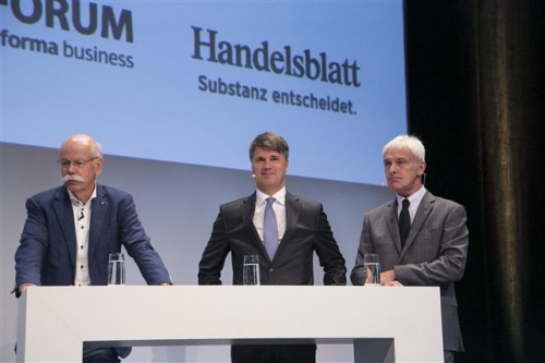 ▲왼쪽부터 디터 제체 다임러 최고경영자(CEO)와 헤럴드 크루에거 BMW CEO, 마티아스 뮬러 폴크스바겐 CEO가 지난해 11월 9일(현지시간) 독일 뮌헨에서 열린 한 자동차업계 콘퍼런스에 참석하고 있다. 블룸버그 