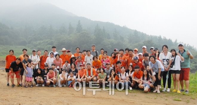 ▲한화투자증권 임직원과 가족들이 봉사활동 후 단체사진을 촬영하고 있다. 사진제공 한화투자증권