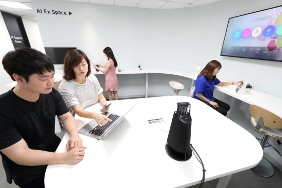 ▲25일 서울 서초구 우면동 KT AI 테크센터에서 KT 융합기술원과 제휴사 직원들이 인공지능 서비스를 테스트하고 있다.(사진제공= KT)