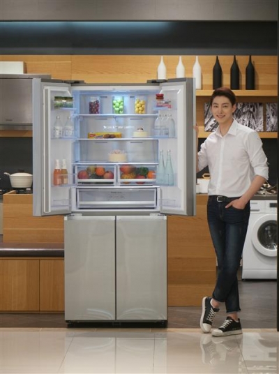 ▲삼성전자 모델이 5월 출시된 ‘슬림 T-타입 냉장고’를 소개하고 있다. 사진제공=삼성전자