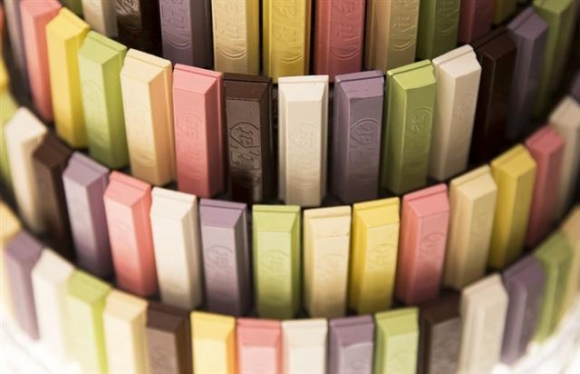 ▲일본 도쿄의 킷캣 초콜릿팩토리에 진열된 다양한 맛의 킷캣 초콜릿. 사진 = 블룸버그통신 